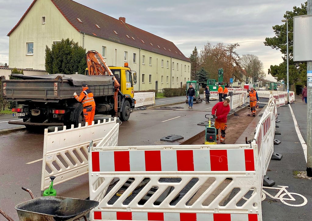 Auf der Baustelle am Magdeburger Holzweg werden die letzten Arbeiten vor der Winterpause gemacht.