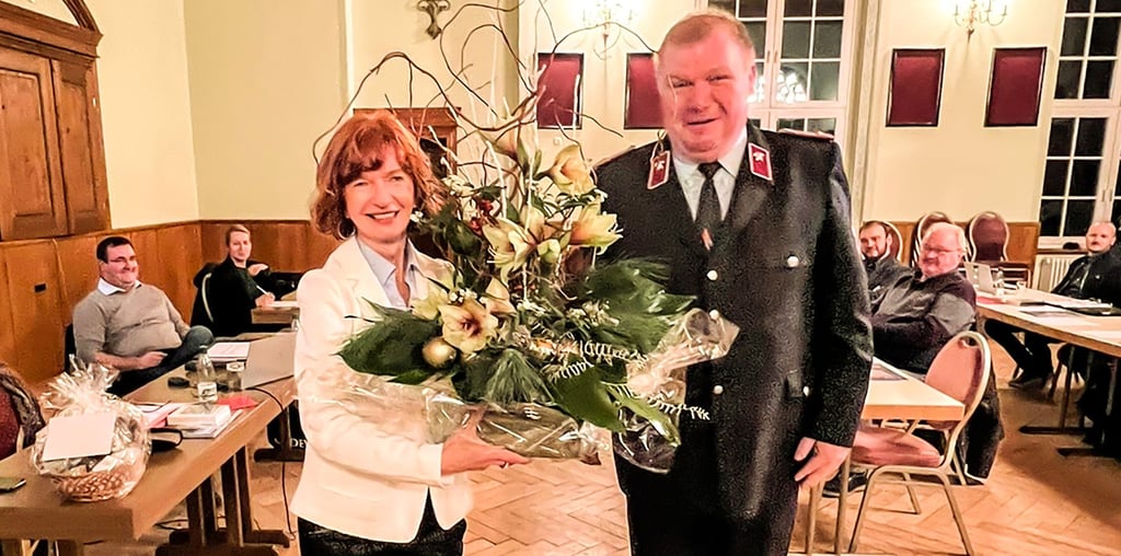 Von Stadtwehrleiter Enrico Zeugner bekam Mareen Helmis zum Abschied Blumen.