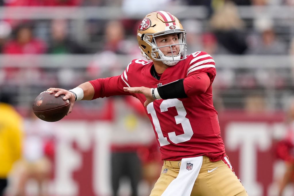 San Francisco 49ers Quarterback Brock Purdy (13) wirft einen Touchdown-Pass.