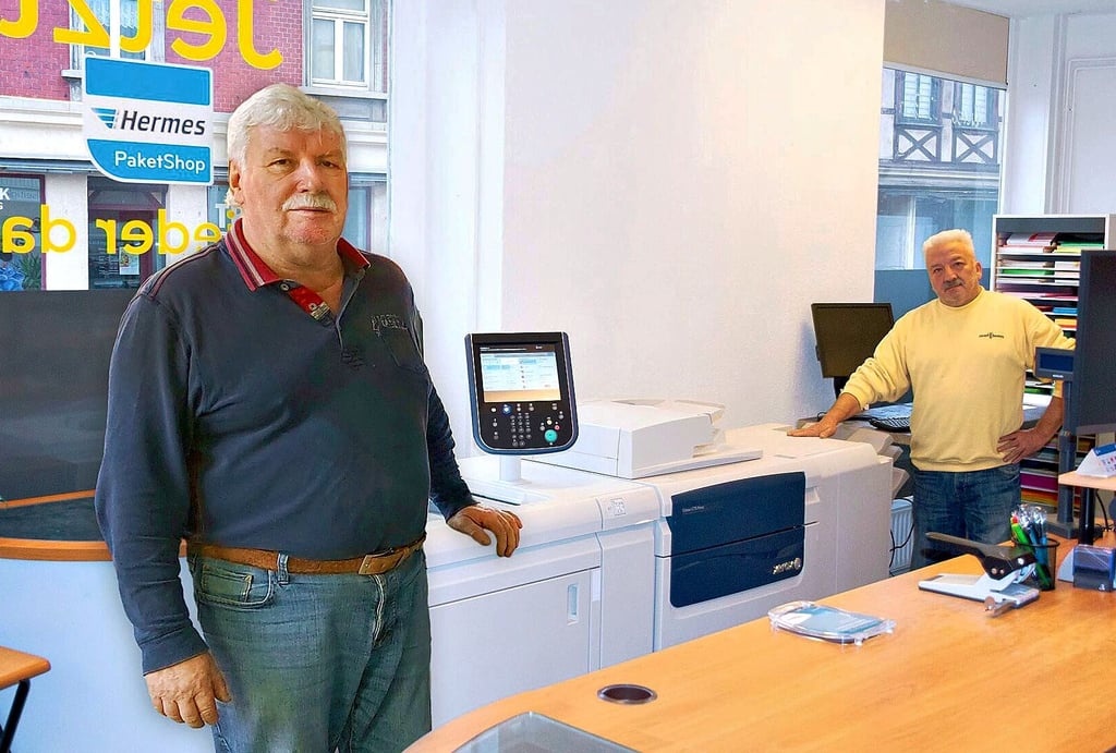 Bernd-Dieter Banse (links) und Ralf Lehder an der HighTec-Digitaldruckmaschine von Banse und Grohmann. Sie steht nun in der Blankenburger Tränkestraße.