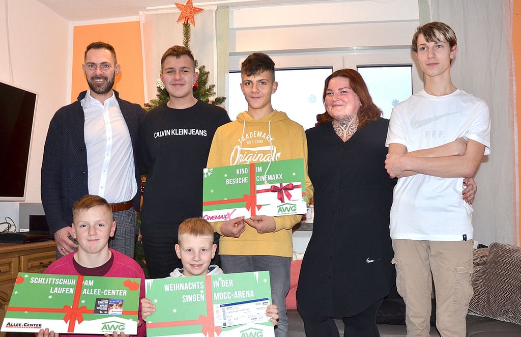 Vorgezogene Weihnachten im Kinderheim Wolmirstedt. AWG-Chef Steffen Mairose (l.) überreicht ein Paket mit Eintrittskarten und stellt weitere Hilfe für die Kinder in Aussicht.