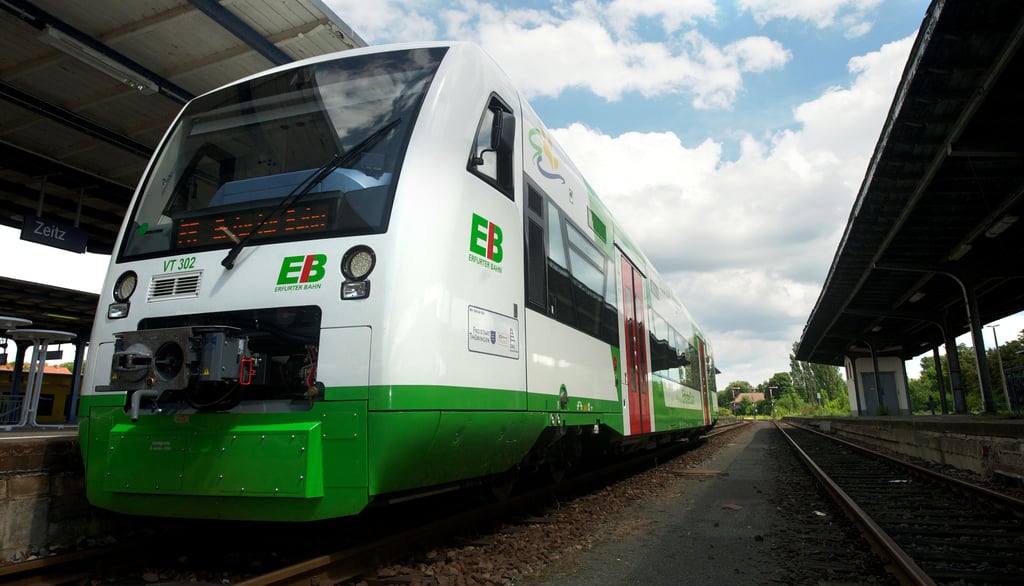 Ein Zug der Erfurter Bahn steht im Bahnhof von Zeitz. Das Unternehmen betreibt noch bis 2036 die Bahnstrecke nach Leipzig - allerdings nicht als S-Bahn. Sachsen-Anhalt konnte sich mit diesen Plänen nicht gegen Thüringen durchsetzen.