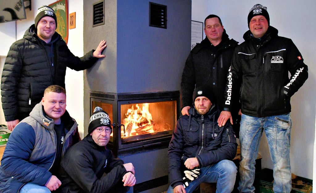 Michael Springer (von links), Tobias Roob, Maik Franz, Gordon Arndt, Rene Schiller und Christian Wecke von der Zweitakt-Crew sind stolz auf ihren neuen Kamin im Vereinshaus. Um hohe Nebenkosten durch den Nachtsspeicherofen muss der Verein sich nun keine Sorgen mehr machen.