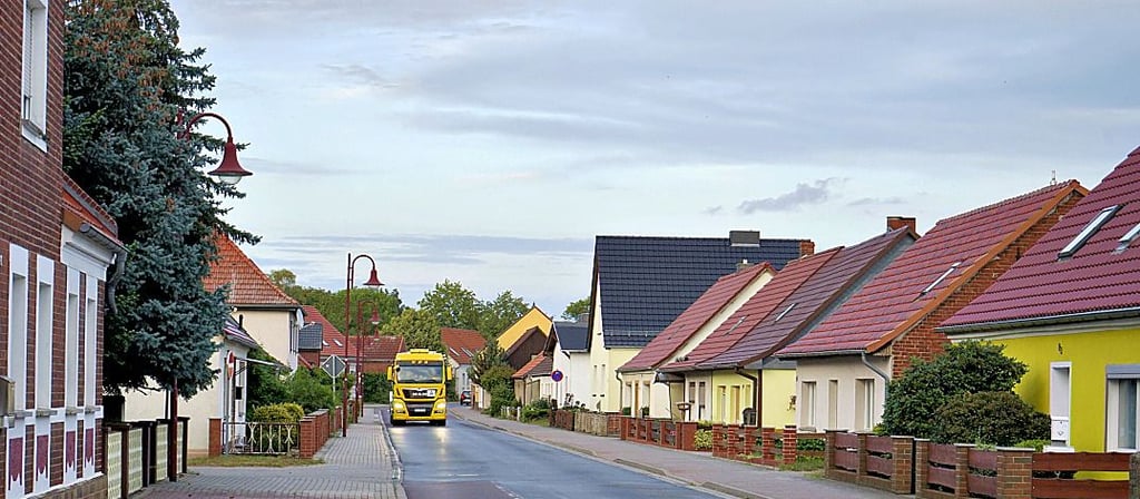 Immer wieder wälzen sich Lkw durch den Ort Brettin. Die Kreisstraße ist für diese Belastung nicht ausgelegt.
