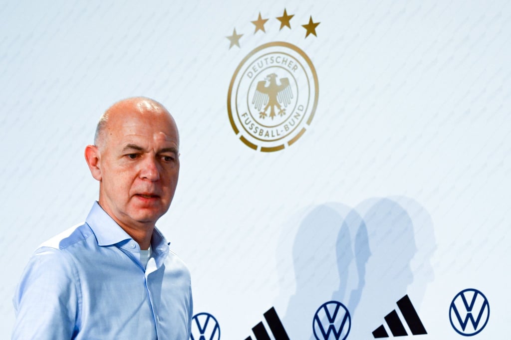 DFB-Präsident Bernd Neuendorf kommt zu einer Pressekonferenz.