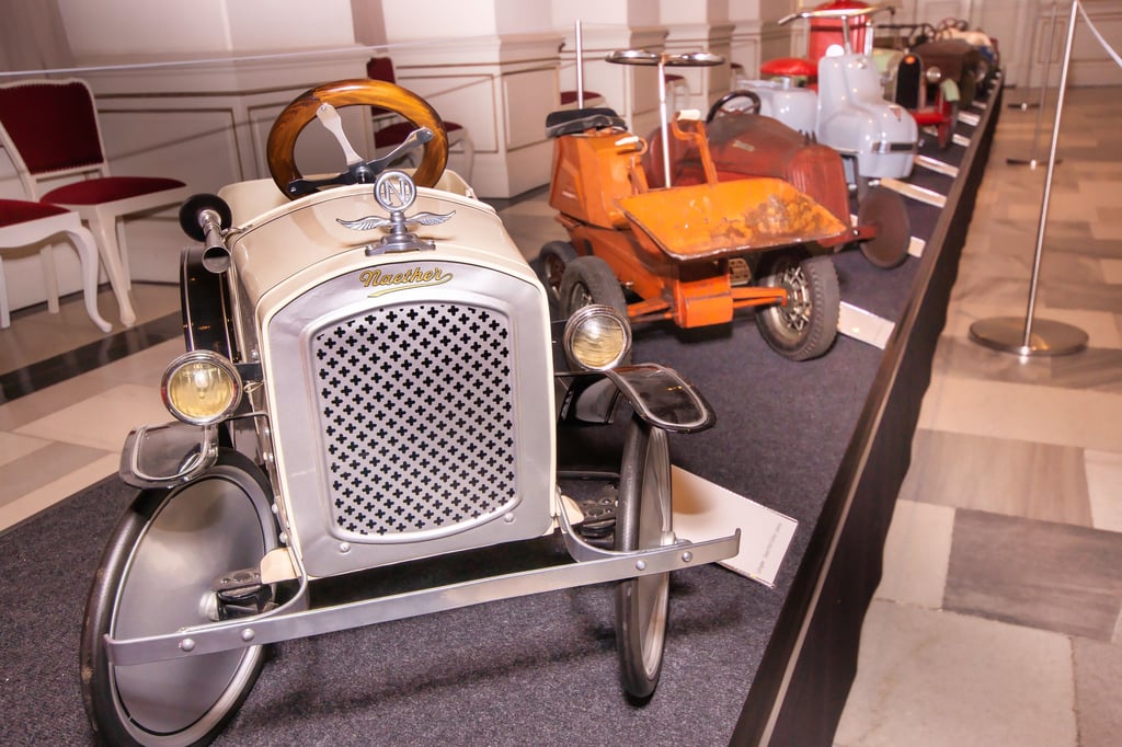 Ein echtes Näther-Tretauto: Wie viele Väter drückten sich wohl wie ihre Kinder im Jahr 1930 die Nasen am Schaufenster eines Zeitzer Geschäftes platt. Erschwinglich war es nur für die wenigsten.