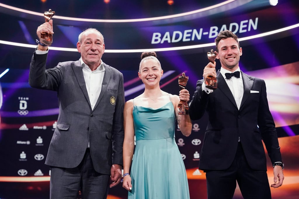 Eintrachts-Präsident Peter Fischer (l-r), die Sprinterin Gina Lückenkemper und der Zehnkämpfer Niklas Kaul dürfen sich über die Trophäe freuen.