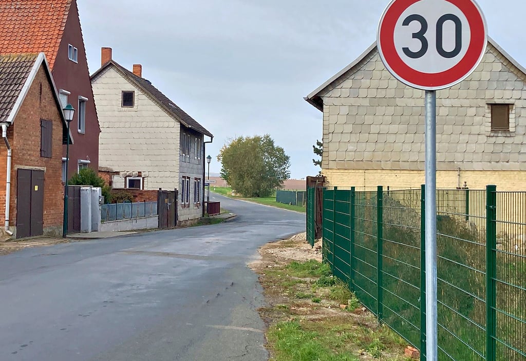 Im morgendlichen Berufsverkehr müssen Rohrsheimer Kinder hier am westlichen Ortsrand auf der Fahrbahn oder rechts daneben im Dreck zum Schulbus gehen. Die Stadt hat jetzt vor, die Fußwege an der Landesstraße in Rohrsheim zu verbessern.