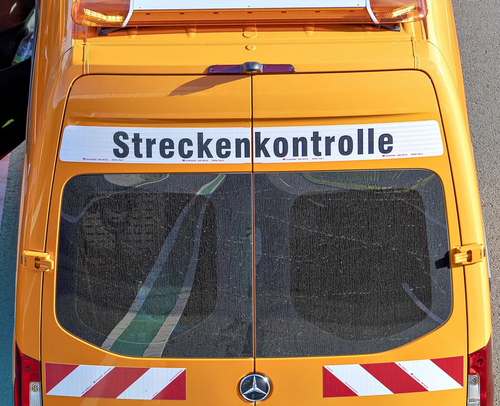 In der Ablage eines Transporters soll ein Kolonnenführer der Autobahnmeisterei Plötzkau heimlich ein Diktiergerät versteckt haben.