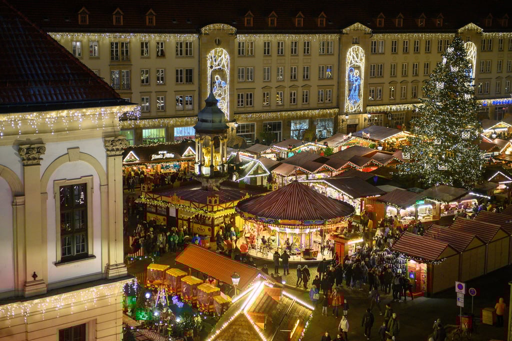 Blick auf den Magdeburger Weihnachtsmarkt. Noch bis zum 29. Dezember 2022 ist er geöffnet.