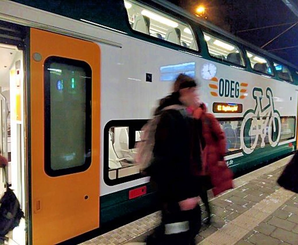 Ein Zug der Odeg hält am Magdeburger Hauptbahnhof.