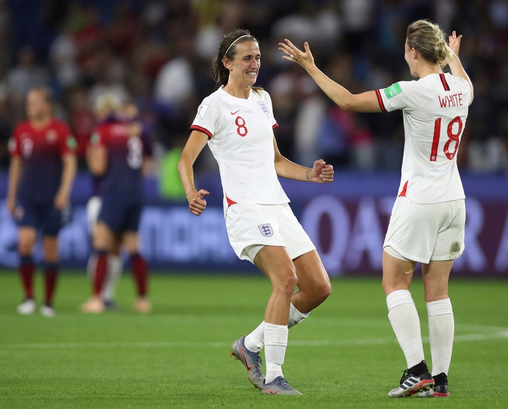 Jill Scott (l) feiert mit der Ellen White ein Tor das englische Nationalteam der Frauen.