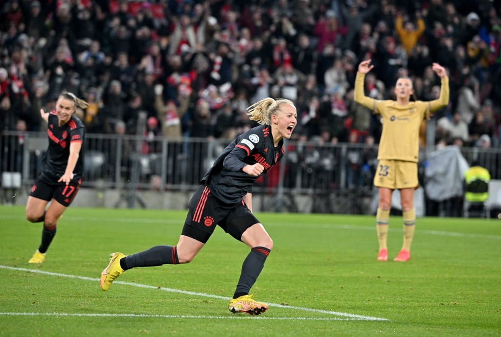 Lea Schüller feiert ihr Tor zum 3:0 für Bayern München im Spiel gegen den FC Barcelona.