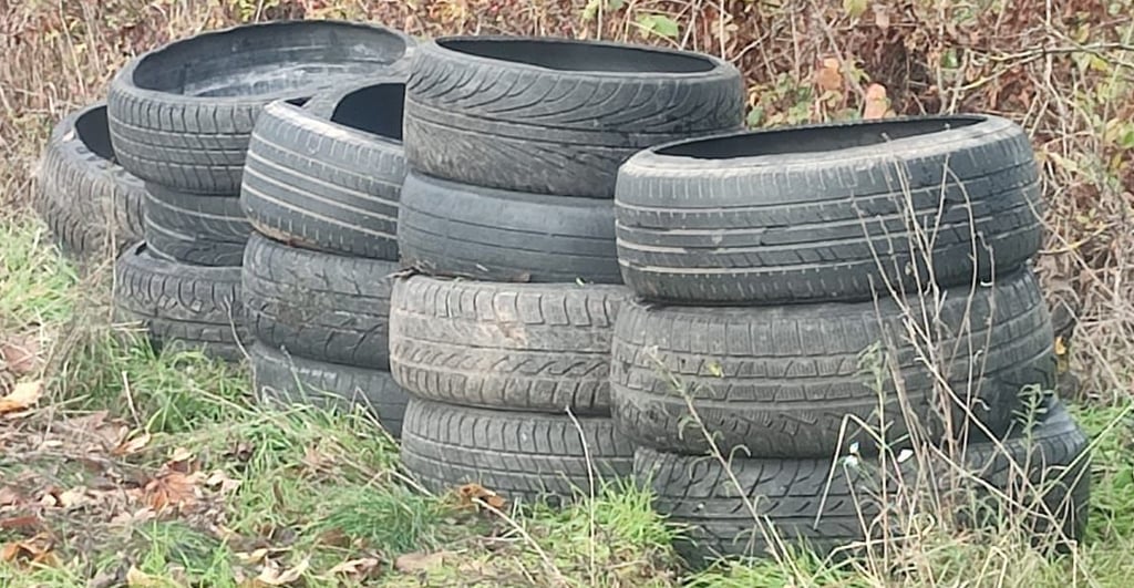 Die alten Autoreifen liegen seit mehreren Wochen abholbereit am Breitunger Weg zwischen Dittichenrode nach Agnesdorf.