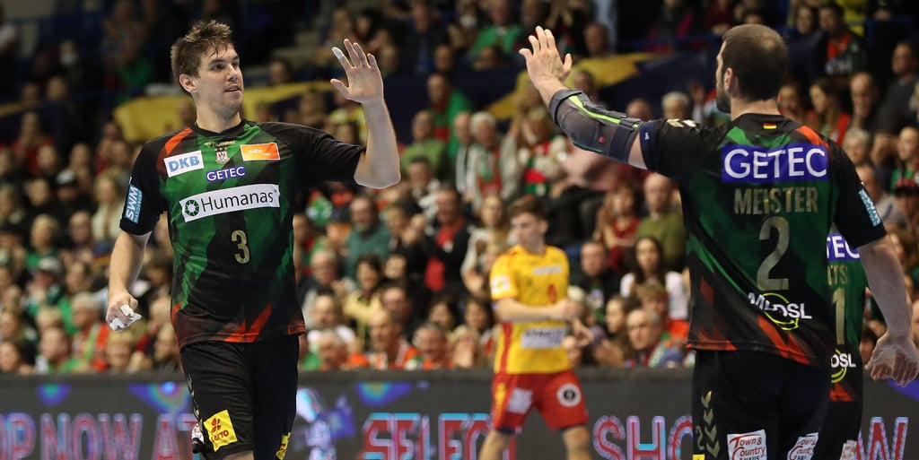 Piotr Chrapkowski (l.) klatscht mit Mitspieler Lucas Meister ab. Nur noch bis Saisonende spielen beide zusammen, da Chrapkowski den SCM verlassen wird.