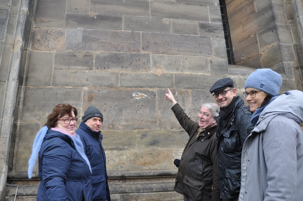 Freude beim Magdeburger Domförderverein über ein restauriertes kleines Detail auf der Südseite des Südturms: Ursula Klinger, Michael Sußmann, Steven Gerhard Stehli und Carsten Sußmann mit Restauratorin Claudia Böttcher (von links nach rechts).