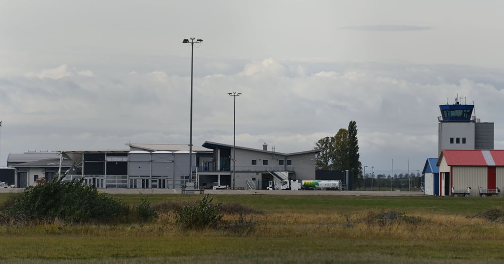 Das Gelände des Verkehrsflughafens Cochstedt mit seinem markanten Tower gehört nicht zum Wasser- und Abwasserzweckverband "Bode-Wipper" Staßfurt.