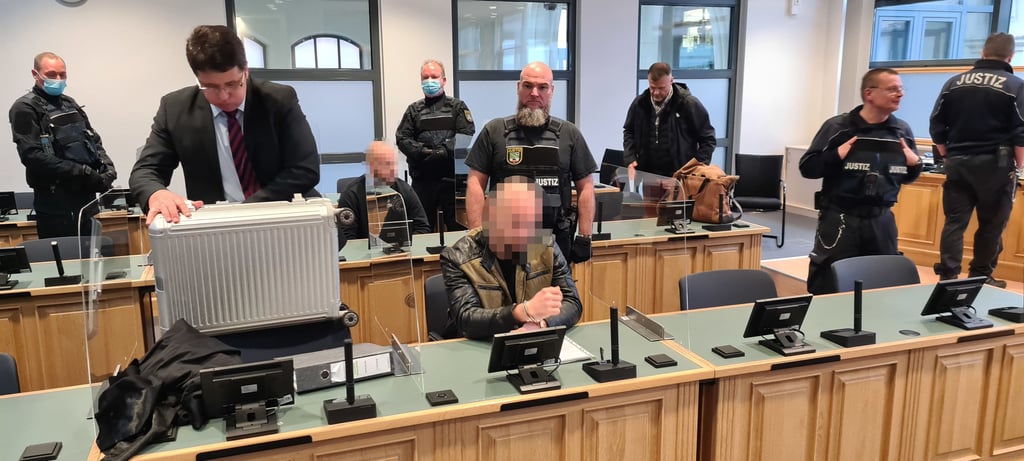 Lukas S. (vorn) und Denis K. wurden am Langericht Magdeburg wegen Mordes an einem Hotelier in Osterweddingen verurteilt.