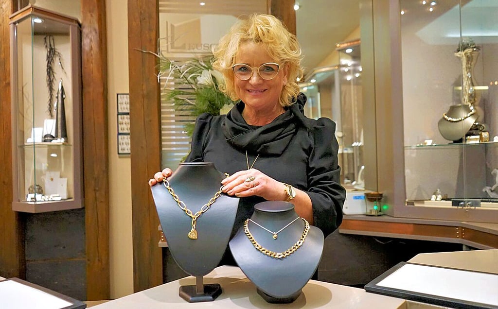 Bei Schmuck für sie kann er schnell ins Fettnäpfchen treten. Sabine Leuschner von der gleichnamigen Goldschmiede in Salzwedel weiß, was gerade im Trend ist.