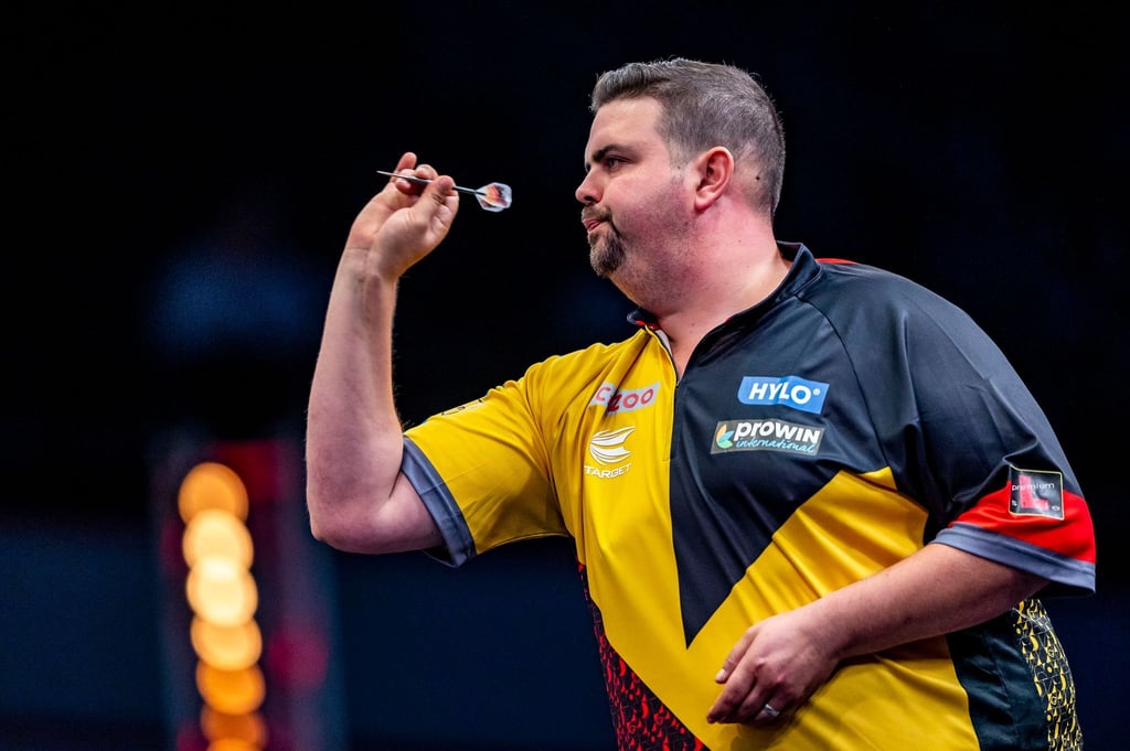 Der deutsche Darts-Profi Gabriel Clemens wirft einen Pfeil.