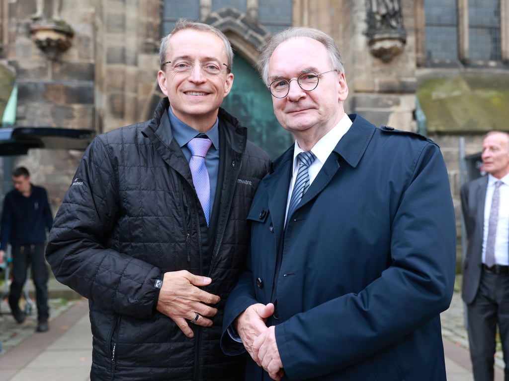 Intel-Chef Pat Gelsinger (links) und Sachsen-Anhalts Ministerpräsident Reiner Haseloff standen Mitte November vor dem Magdeburg Dom.