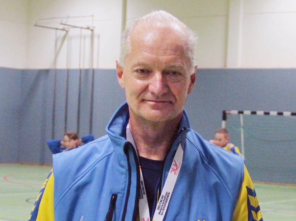 Eckhardt Apel mit einem Siegerpokal, der er schon errungen hat.