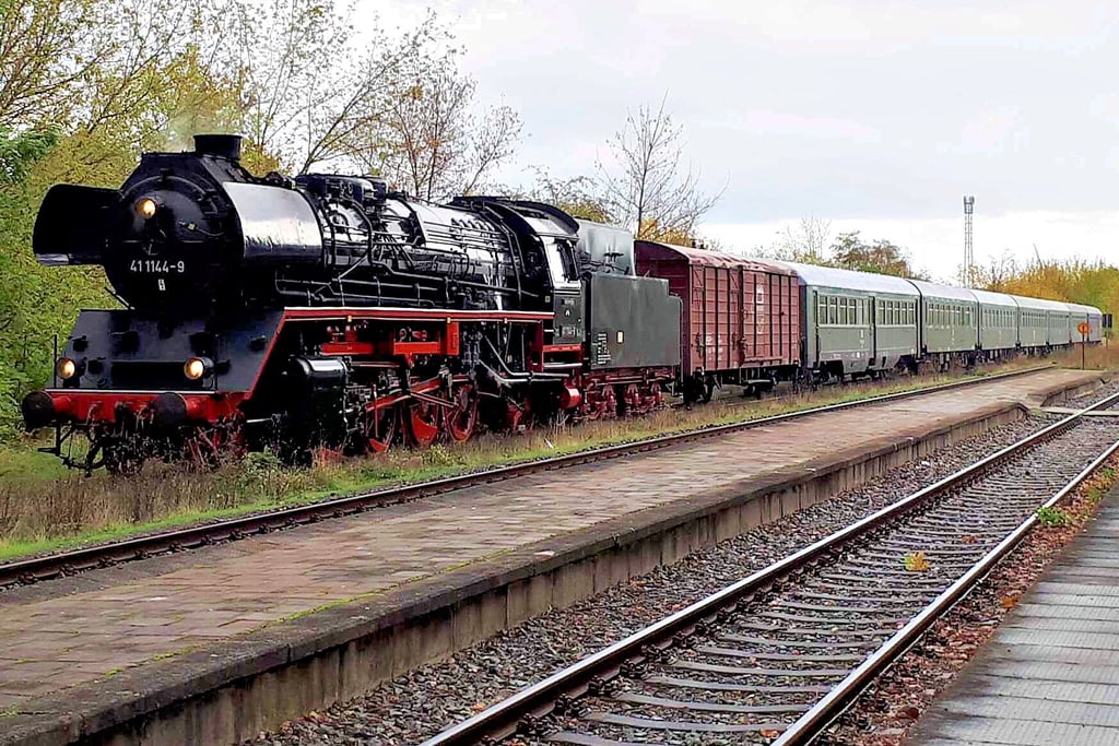 Am 9. Oktober passierte ein historischer Zug samt Dampflok den Bahnhof Groß Ammensleben, um an die Glanzzeiten der Strecke Magdeburg-Haldensleben zu erinnern. An Bord waren zahlreichen Bahn-Enthusiasten.
