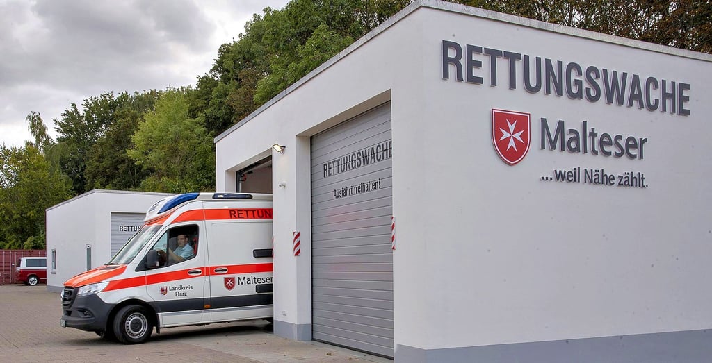 Ein Rettungswagen fährt aus der 2019 gebauten Garage der Malteser in Quedlinburg. Hilfsorganisationen betreiben acht Rettungswachen im Kreis.