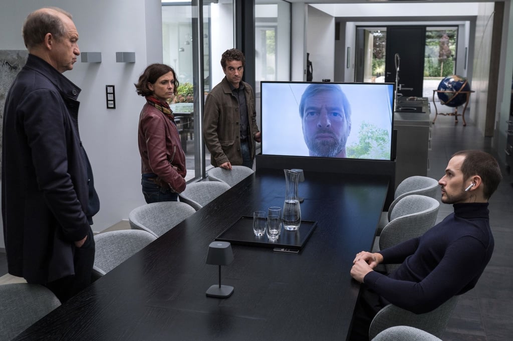 Die ersten Untersuchungen führen Carl Sievers (Peter Heinrich Brix, l), Ina Behrendsen (Julia Brendler, 2.v.l.) und Hinnerk Feldmann (Oliver Wnuk, 3.v.l.) zu einem Verdächtigen (Henning Baum, 2.v.r.).