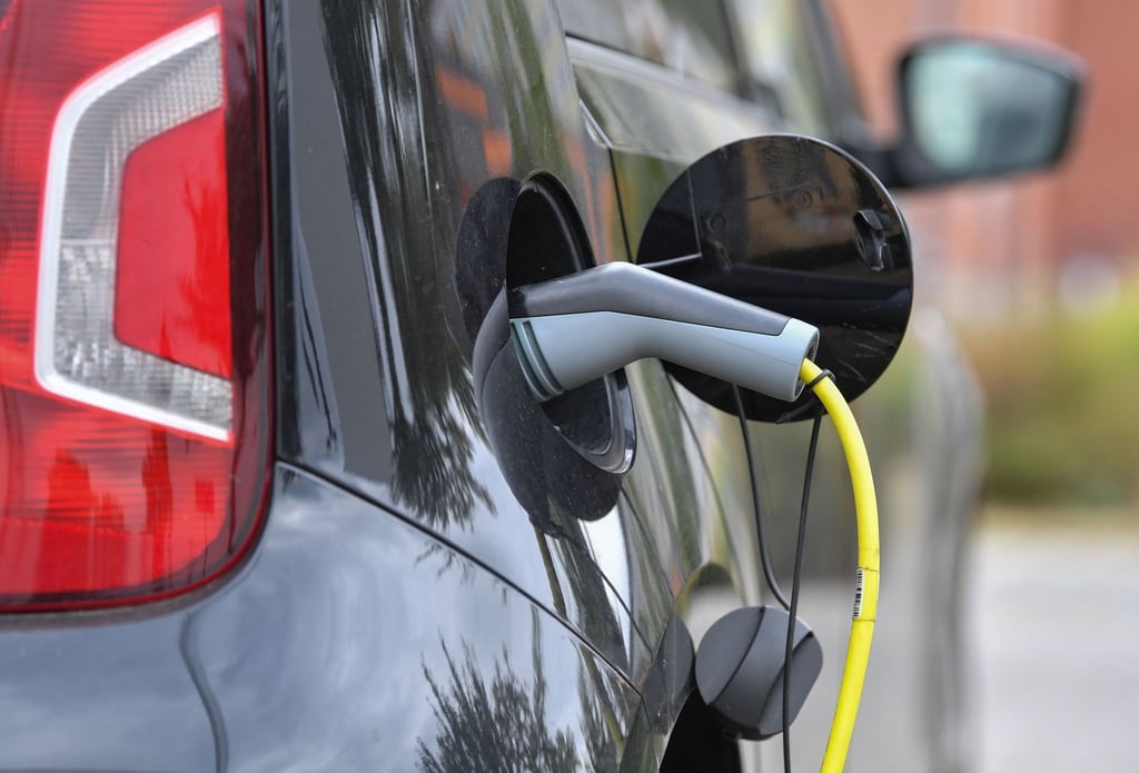 Ein Elektrofahrzeug wird an einer Stromtankstelle aufgeladen.