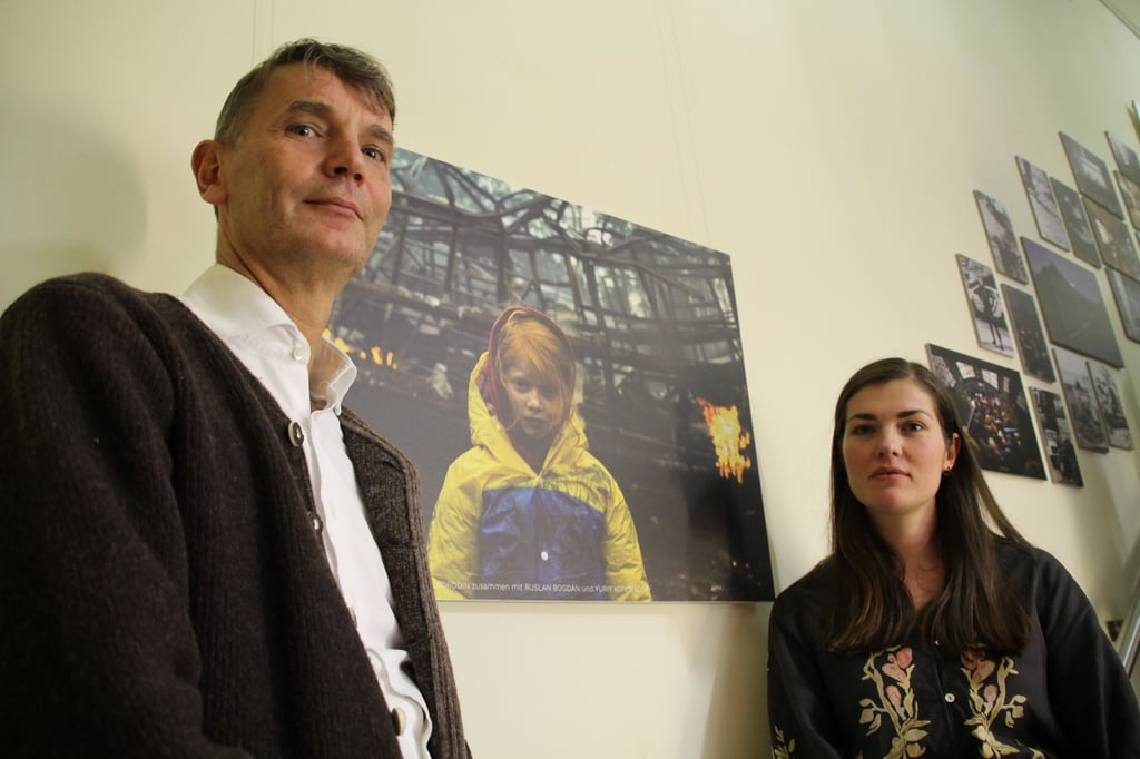 Walter Wohlgemuth und Yaroslava Sydorenko vor den Fotos im Foyer des neuen theaters.