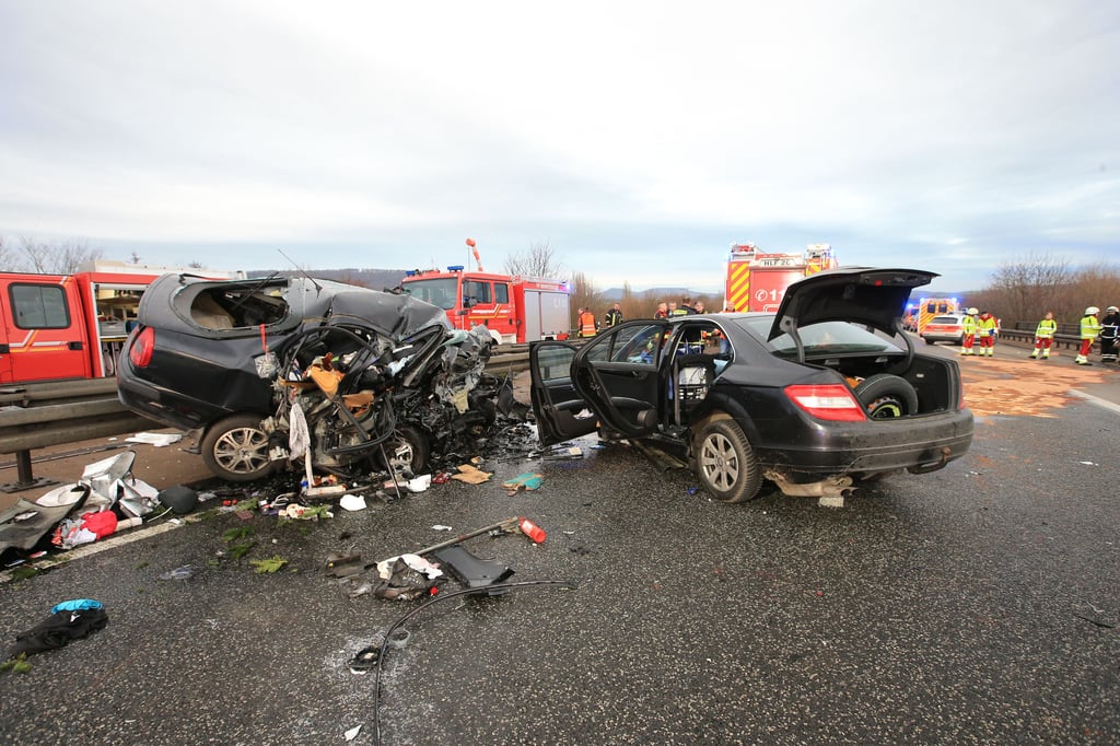 Zwei zerstörte Pkw stehen nach einem Frontalzusammenstoß bei dem drei Menschen starben, auf der Autobahn 38. Eines der Autos sei in der falschen Richtung unterwegs gewesen