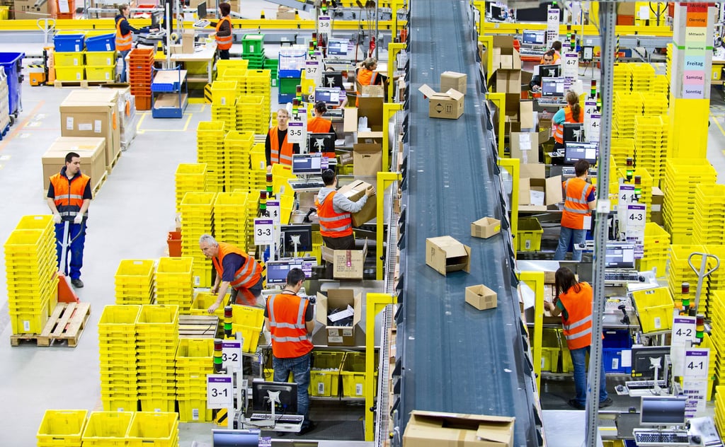 Im Leipziger Amazon-Versandcenter machen die Mitarbeiter nun viele Überstunden.
