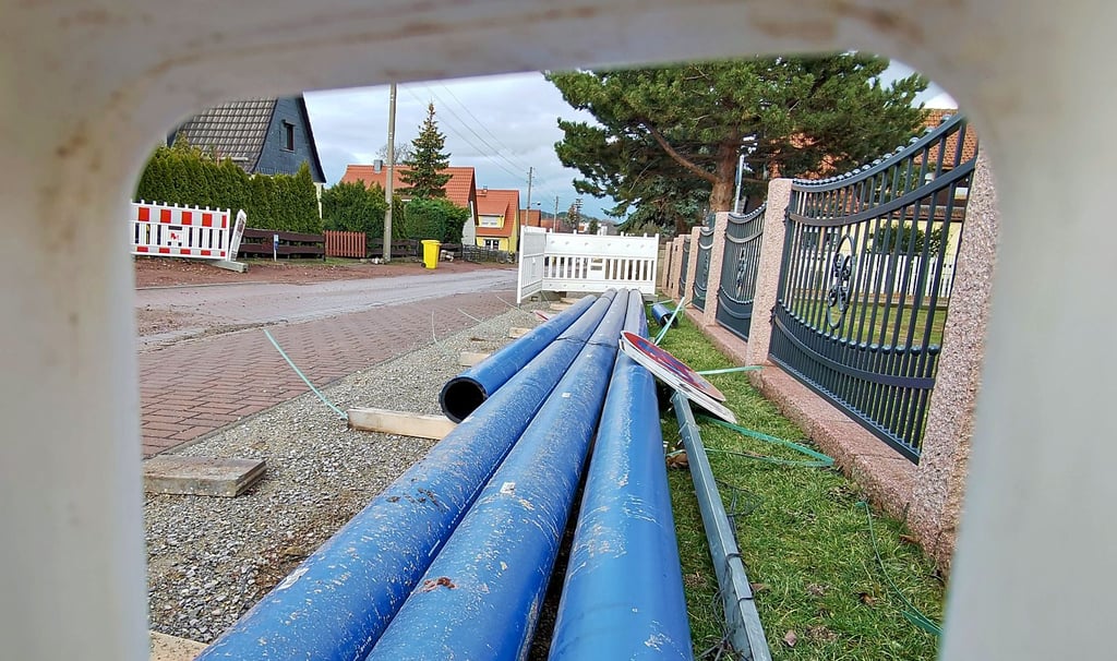 Gearbeitet wird im Auftrag des TAZV aktuell in der Oesig in Blankenburg, wie hier im Oesigweg. Dort werden gemeinsam mit den Stadtwerken Blankenburg alte Wasserleitungen erneuert.
