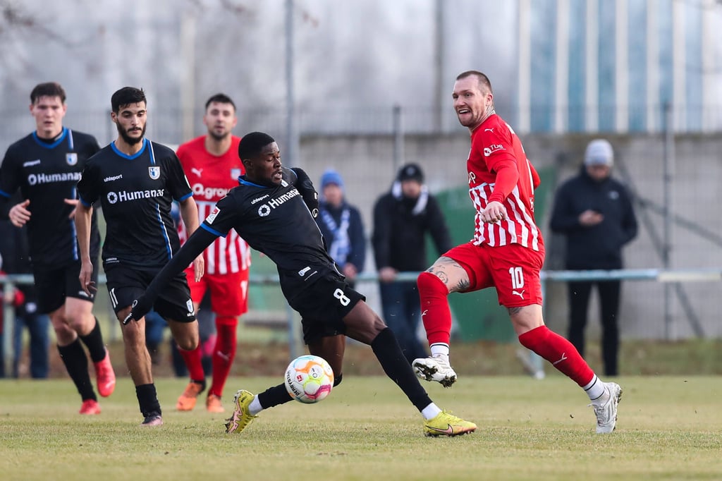 Zwickaus Jan Löhmannsröben (r.) ärgerte den 1. FC Magdeburg im Testspiel.