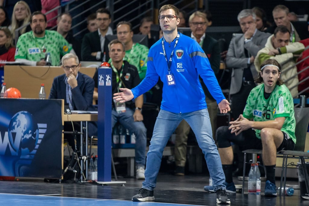 Trainer Jaron Siewert der Füchse Berlin verfolgt das Spiel.
