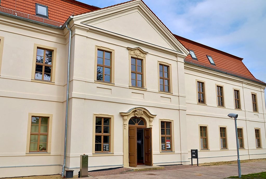 Die Verwaltung der Verbandsgemeinde Elbe-Havel-Land sitzt im Bürgerzentrum. Diese Immobilie gehört aber der Gemeinde Schönhausen.