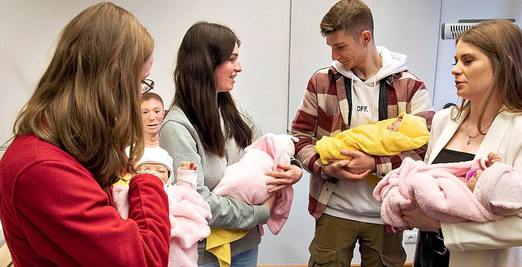 Pflege vom Säugling bis zum Senioren: Die Azubis mit den Baby Dummys.