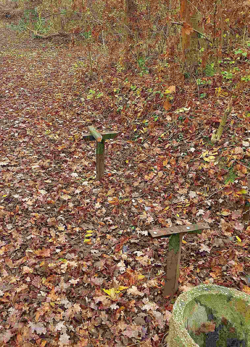Die Täter haben die Bank komplett entfernt. Zurück blieben wie hier im Park am Strandbad in Staßfurt nur die Auflagen.