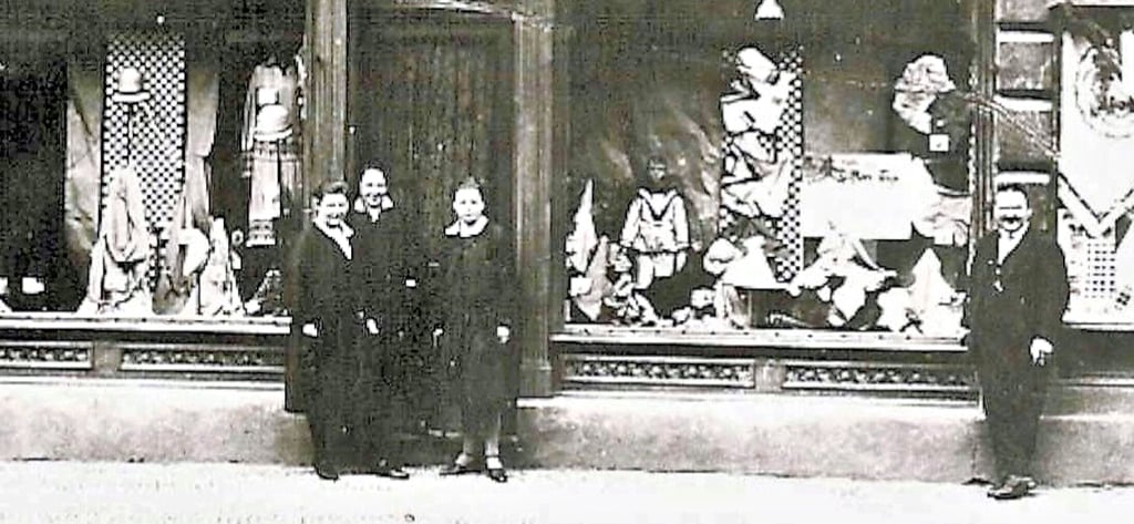 Hugo Steiner mit Frau, Tochter und Angestellter vor dem eigenen Laden in Calbe. Sie blieben nach der Machtübernahme der Nazis in Calbe und mussten dafür mit ihrem Leben bezahlen.