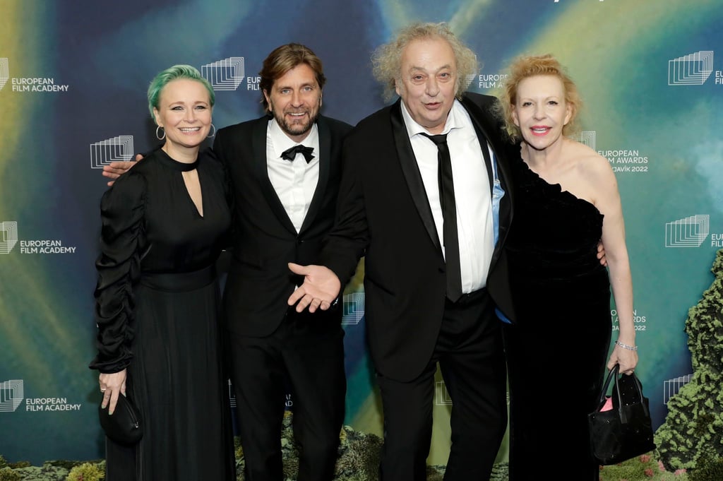 Schauspielerin Vicki Berlin (l-r), Regisseur Ruben Östlund, Schauspieler Zlatko Buric und Schauspielerin Sunnyi Melles bei der Preisverleihung.