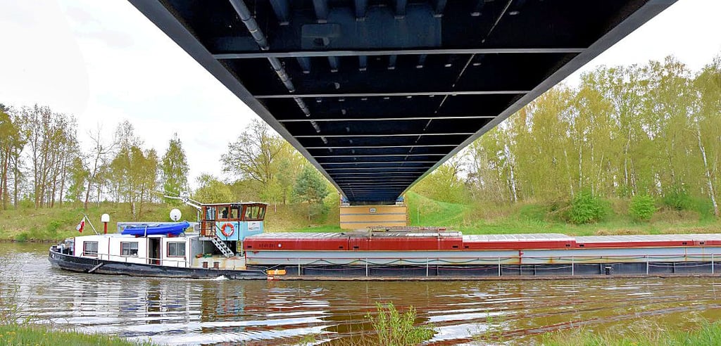 Um das Glasfaserkabel für das schnelle Internet über oder unter den Mittellandkanal in Piplockenburg zu verlegen, muss eine Genehmigung vom Wasserstraßen- und Schifffahrtsamt kommen.