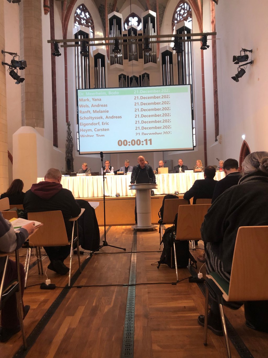 Im Stadtrat wurde am Mittwoch zum ersten Mal ein richtiges Rednerpult benutzt. Bisher hatten die Räte nur einfache Mikrofonständer.