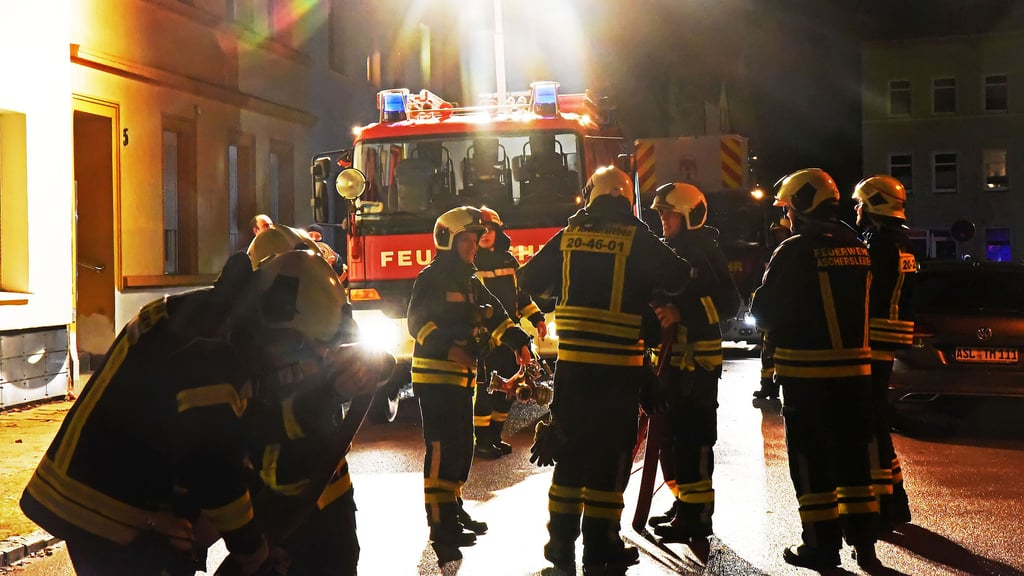 Am Einsatzort wurde ein Kellerbrand vermutet.