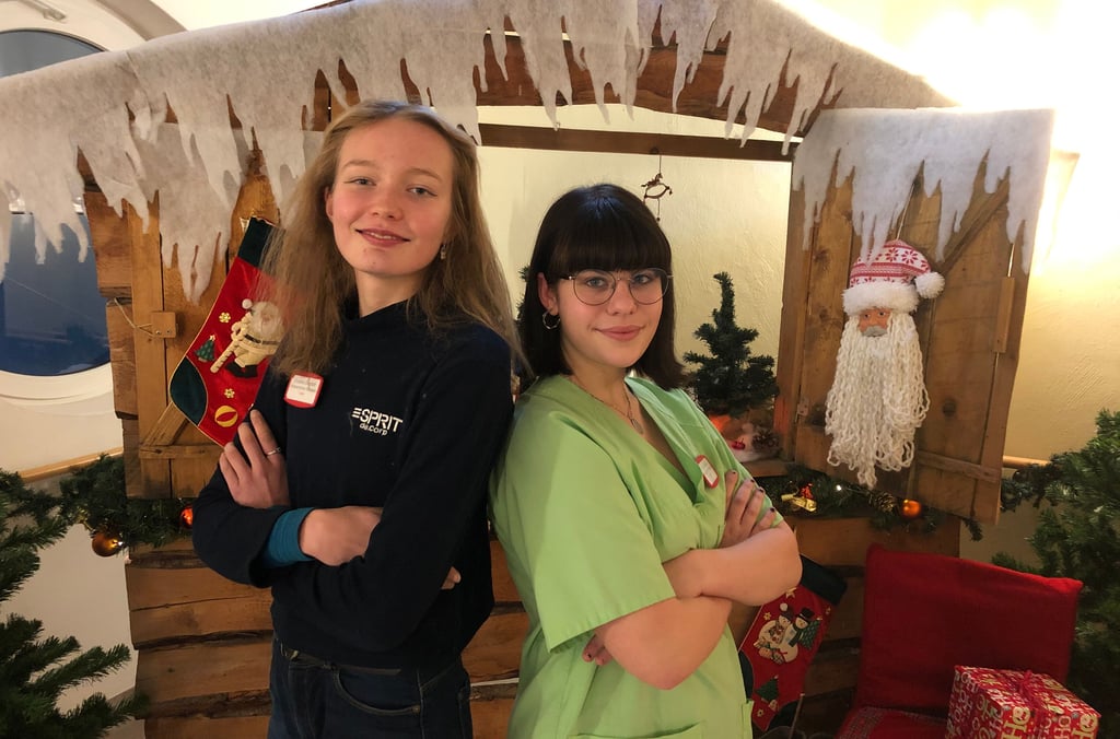 Christina Dingfeldt (li.) und Daria Teubner helfen ehrenamtlich im Seniorenheim.