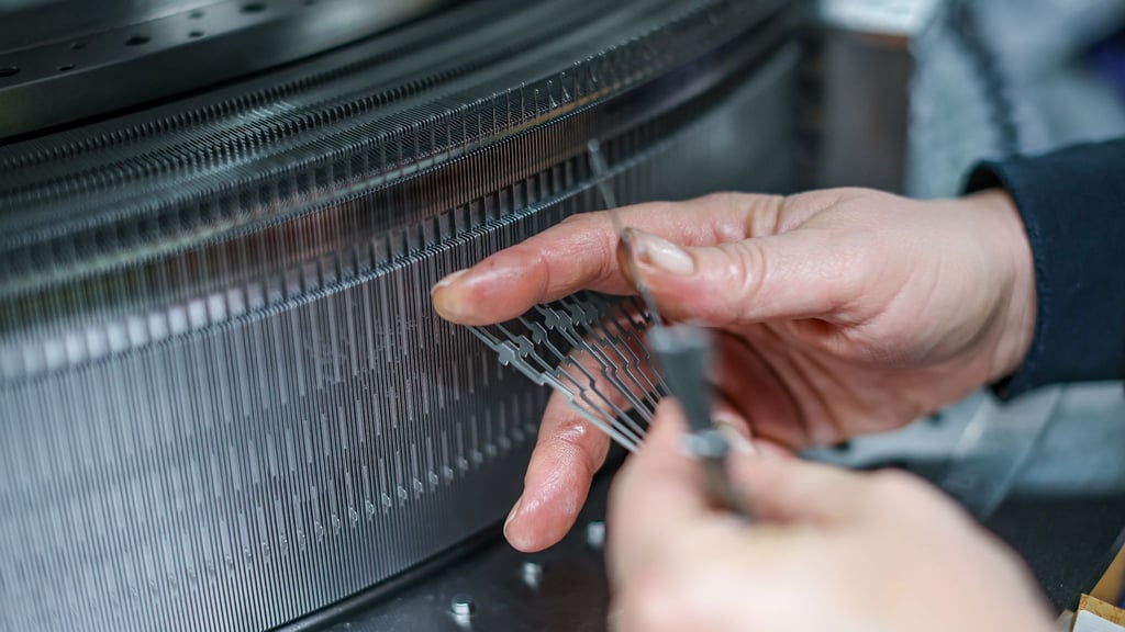 Eine Mitarbeiterin der Terrot GmbH montiert die Stricknadeln für eine Großrundstrickmaschine. Der Hersteller von Strickmaschinen steht wie viele deutsche Maschinenbauer vor dem Problem des Fachkräftemangels.