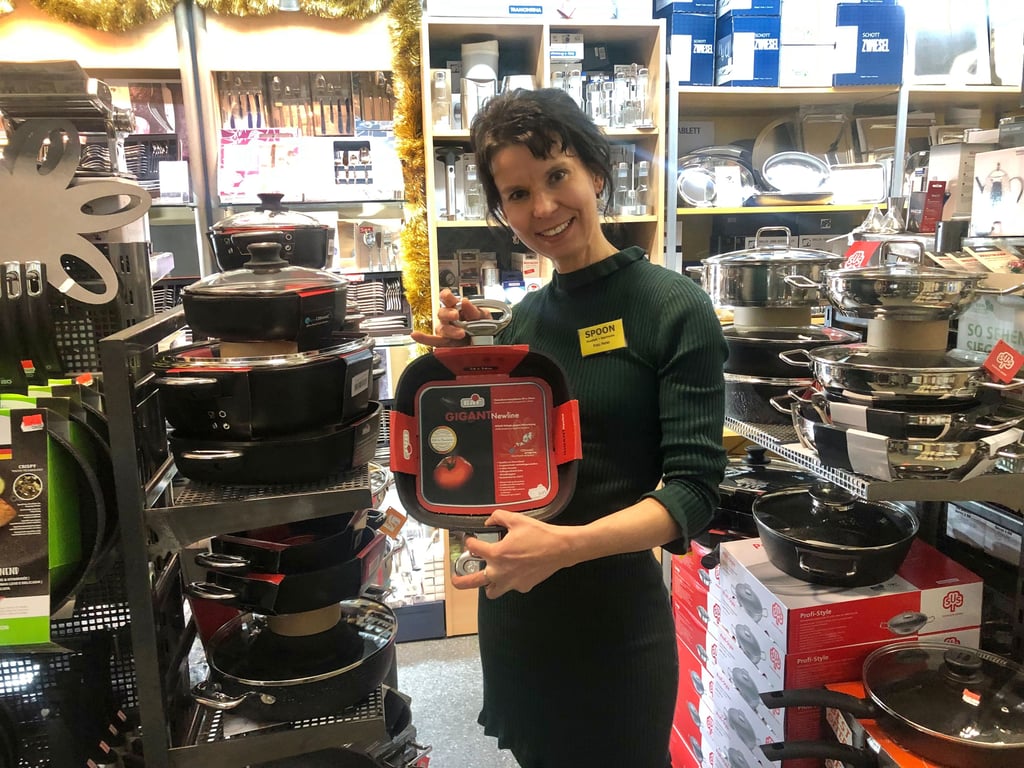 Alles, was man zum Zubereiten leckerer Rezepte und für den Festtagstisch braucht, bietet Silvana Peter im Haushaltswarenfachgeschäft Spoon in der Kramerstraße zusammen mit perfekter Beratung an. Gefragt sind in diesem Jahr übrigens kleine Bräter und Schmortöpfe, weil offensichtlich weniger große Weihnachtsgänse gebrutzelt werden.