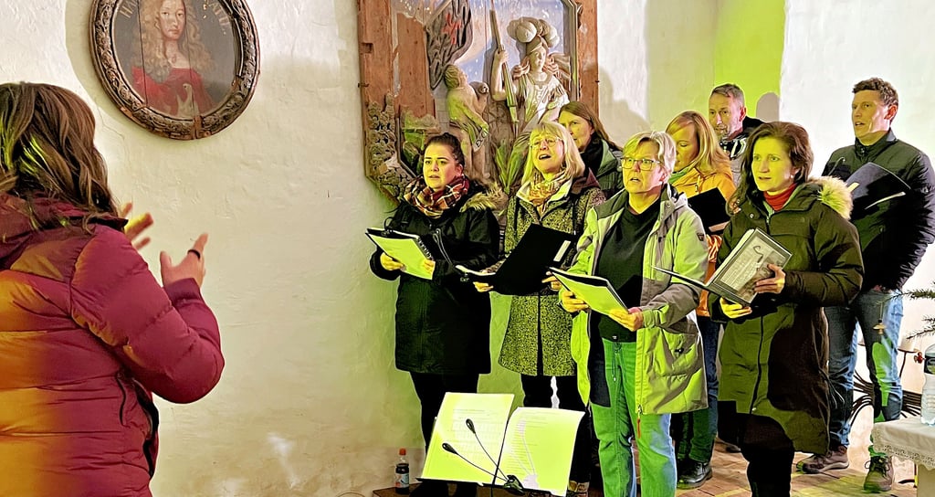 Der von Sabine Stimming dirigierte Projektchor wird die Christvesper in der Wuster Kirche musikalisch begleiten. Das vor zehn Jahren gebildete Ensemble tritt in der Regel nur in der Weihnachtszeit auf.