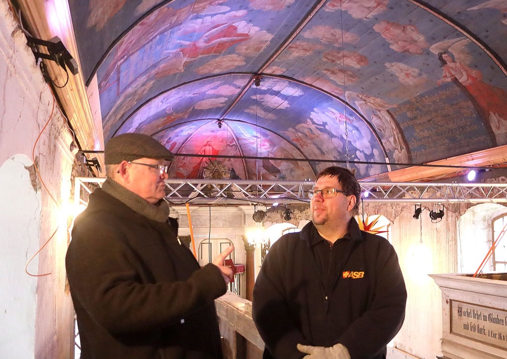 Jens Grunert und René Kindermann (rechts) vom Gemeindekirchenrat sind stolz über den Stand der Kirchensanierung. Doch soll kpünftig noch vierl passieren, unter anderem die Instandsetzung der Malerei des Tonnengewölbes.