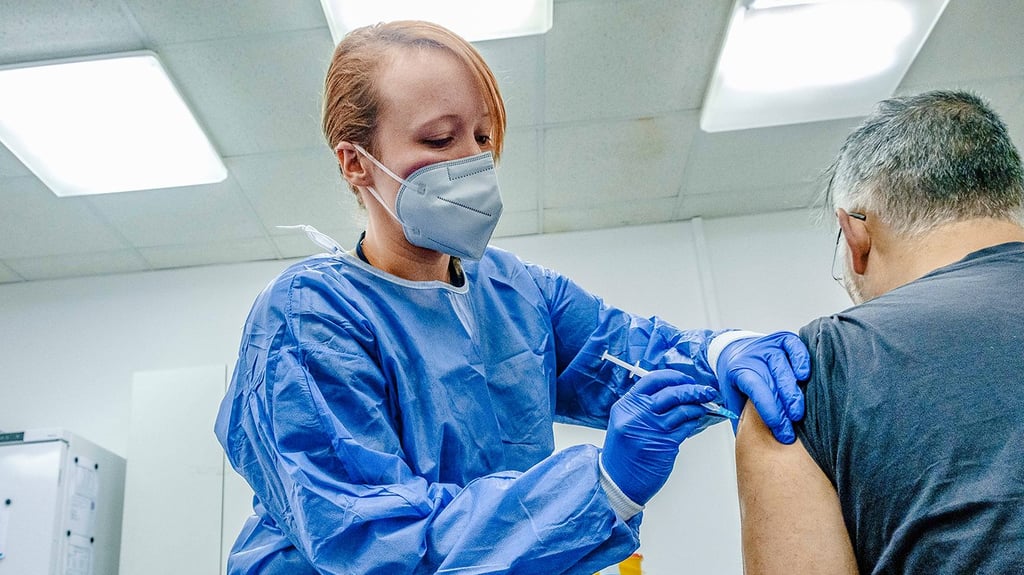 Das Impfzentrum des Landkreises schließt. Eine der letzten Impfungen erhält Janco Oberbandscheid. Isabel Geißler setzt hier die Spritze.